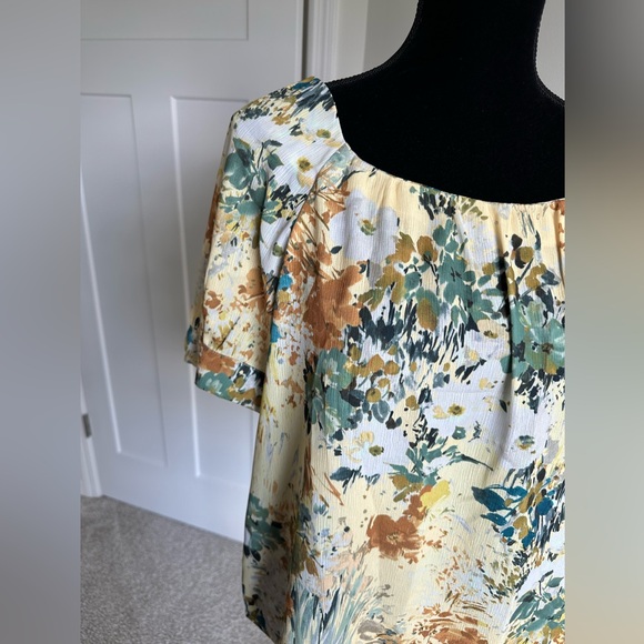 Women’s Christopher & Banks Floral Short Sleeve Top - Picture 4 of 5